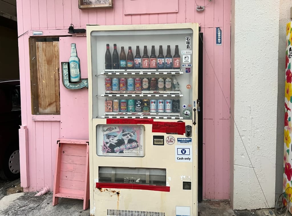 Japanese Bar Hidden Inside a Broken Vending Machine — Opens Through the Front Panel at Night