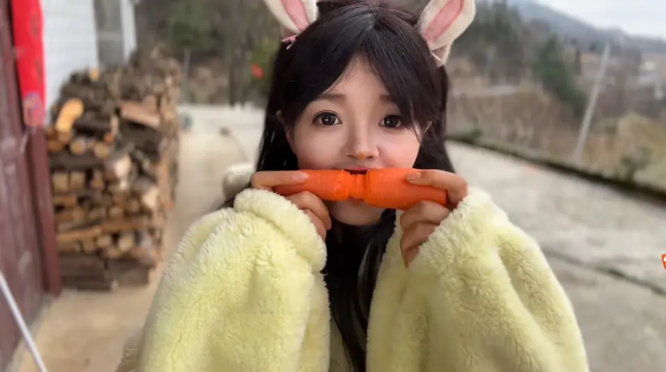 Chinese Streamer Known as "Human 3D Printer" Carves Intricate Sculptures of the Great Wall Using Only Her Teeth